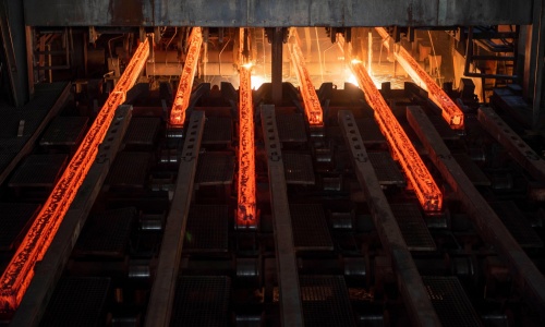 2TB12J5 HUAI'AN, CHINA - DECEMBER 3, 2023 - Workers work on an assembly line at the production workshop of Jiangsu Shagang Group Huigang Special Steel Co., Lt